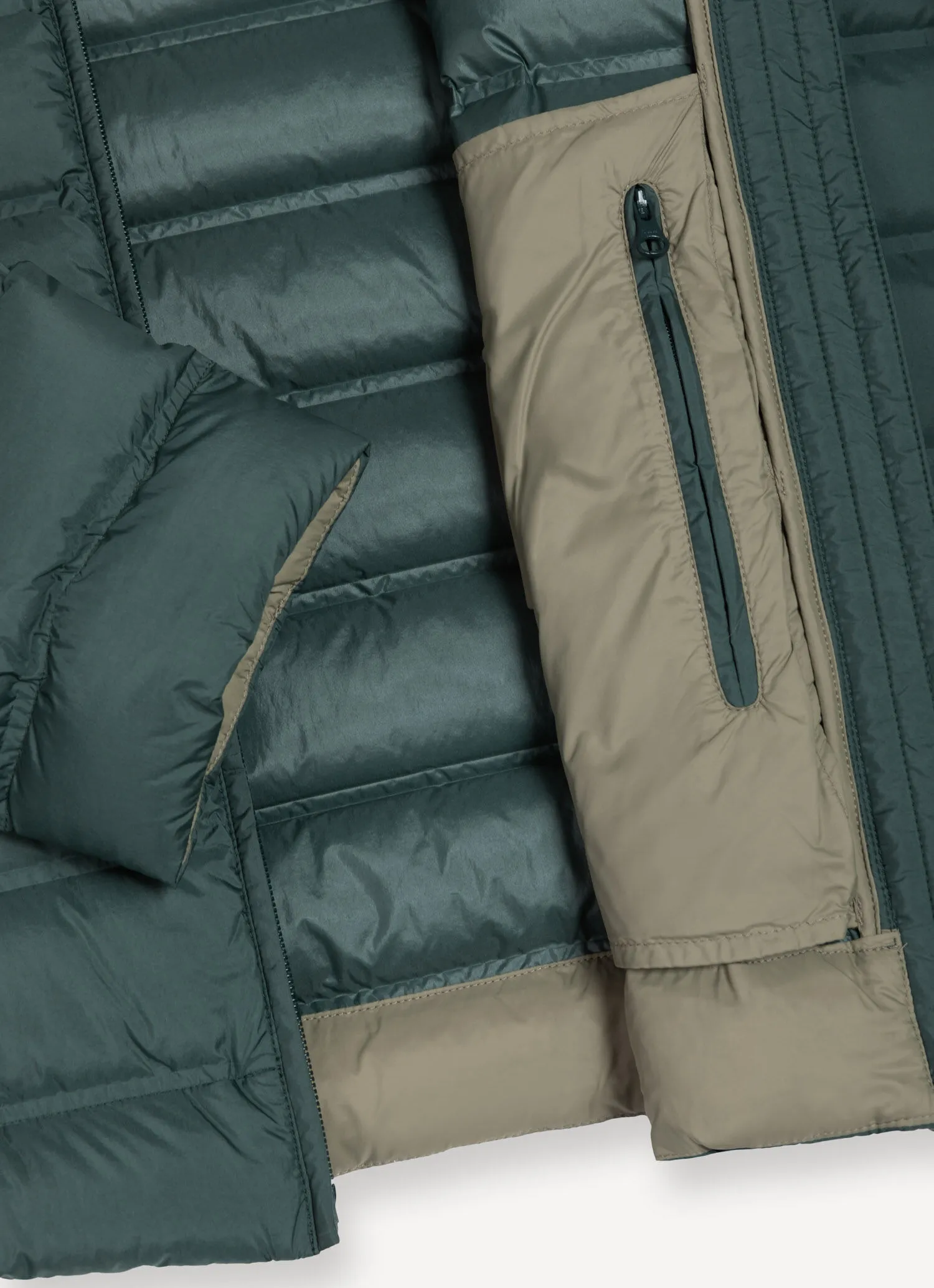 Down jacket with seamless quilting-