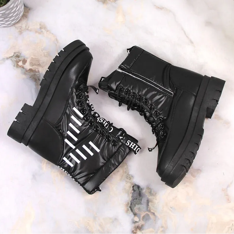 Women's lace-up snow boots with a black Vinceza platform